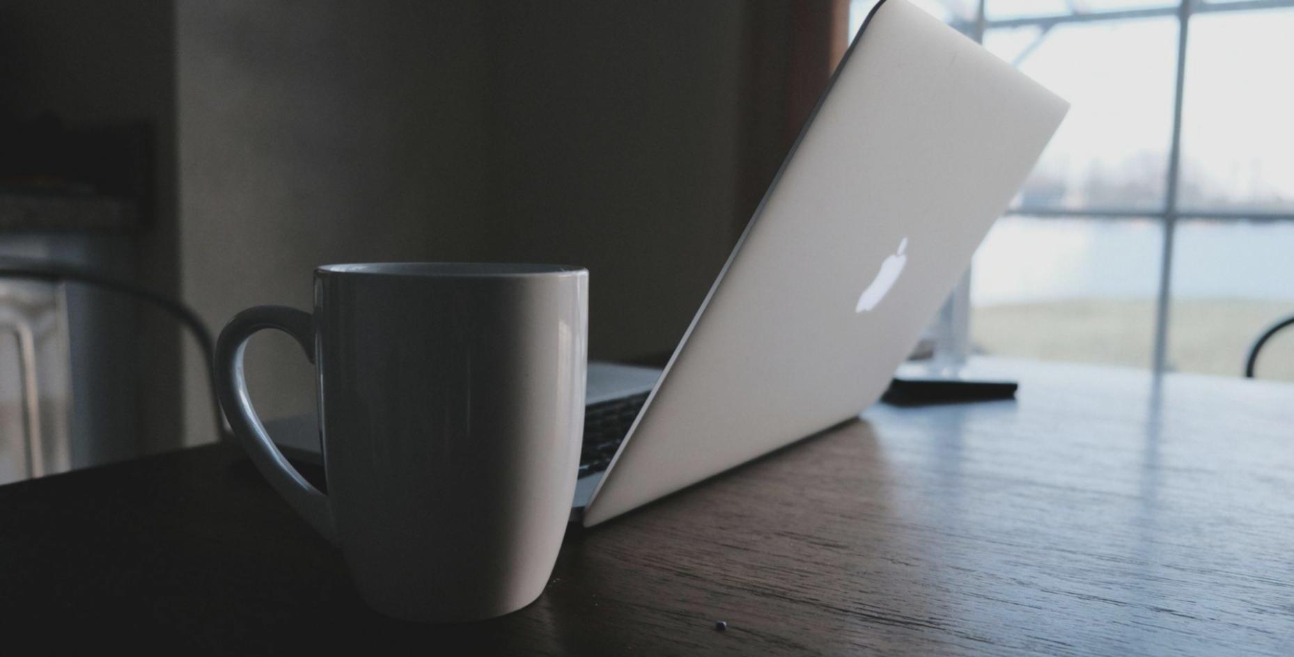 Timeline di editing con tracce audio e video multiple