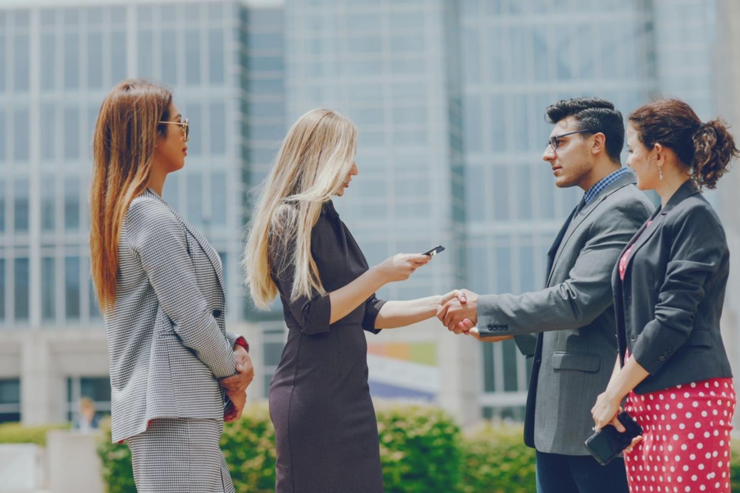 Area di lavoro con monitor professionali per color grading