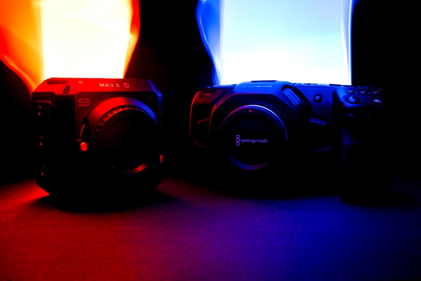 Workspace con monitor dual screen per editing professionale