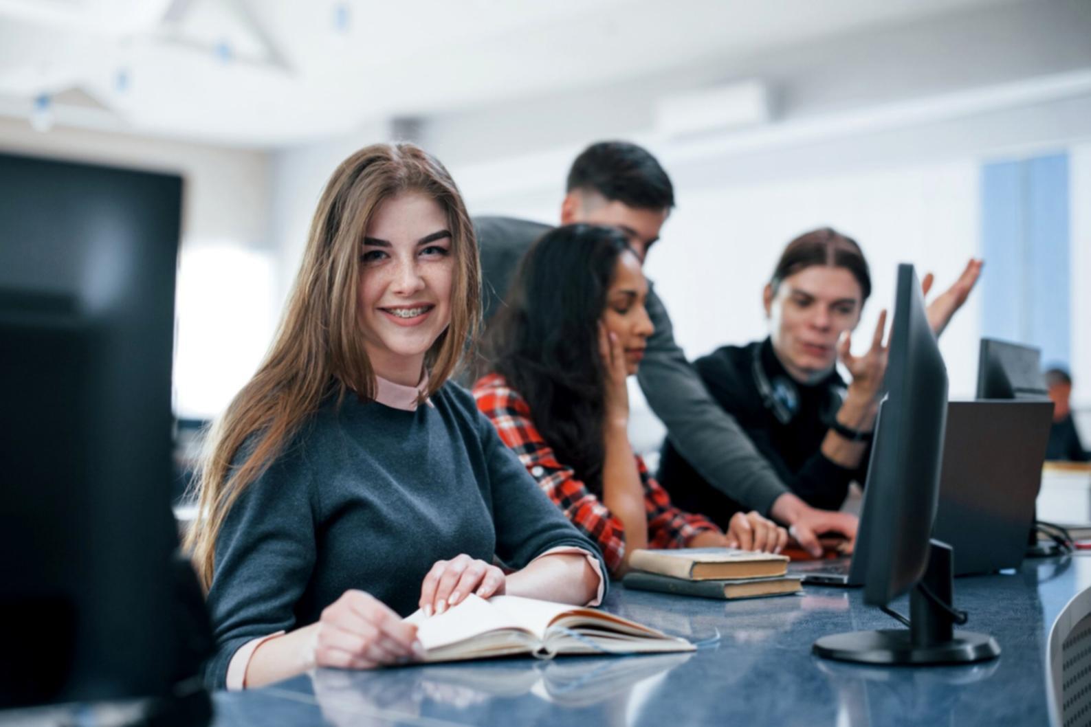 Postazione di editing professionale durante una sessione di lavoro