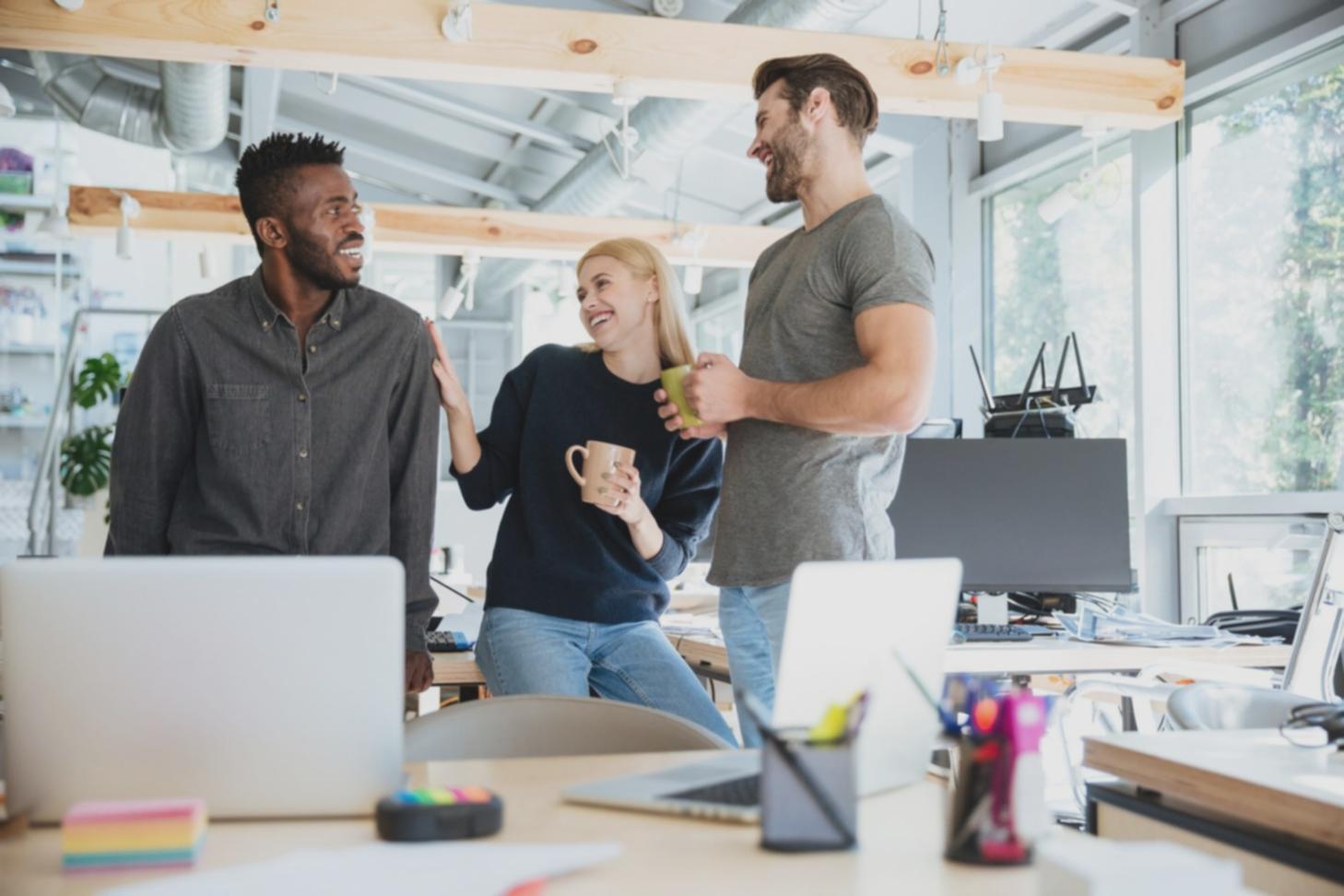 Studio di editing video professionale con attrezzature moderne